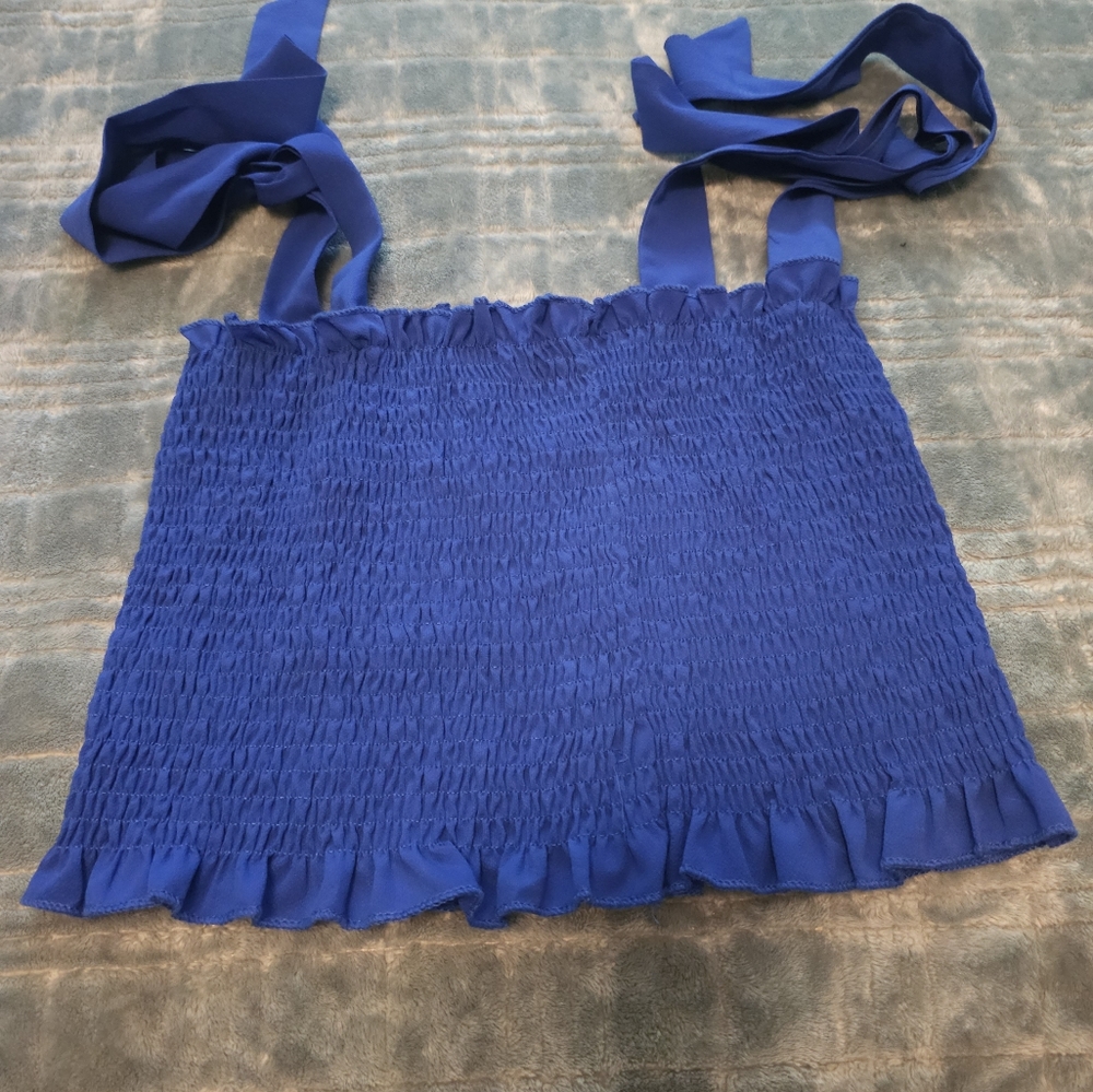 Short top with tie-straps.